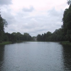 zicht op het kasteel van in het midden van de vijver - Scouts en Gidsen Zaventem 